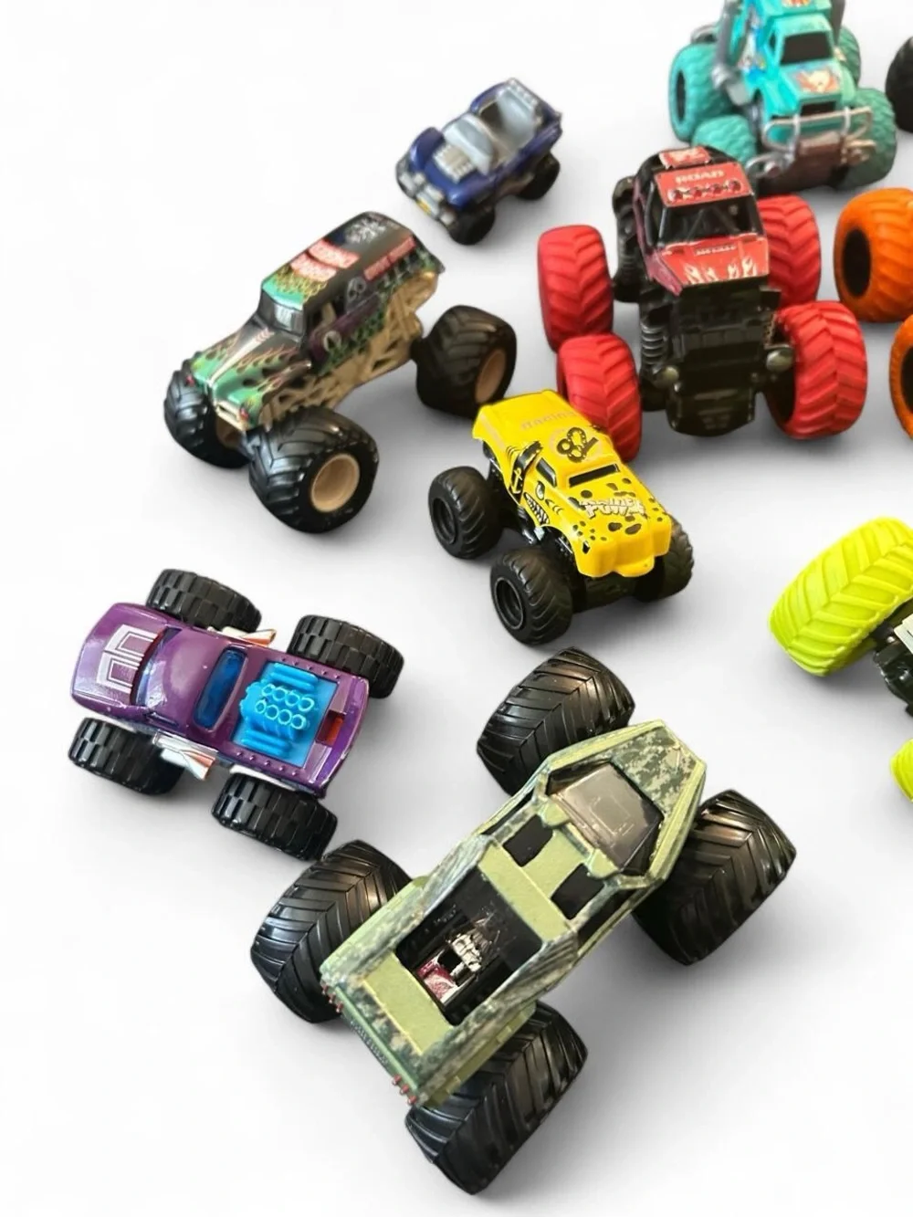 Hot Wheels Monster Trucks Lot of 16 Diecast 1:64 Grave Digger Soldier Fortune